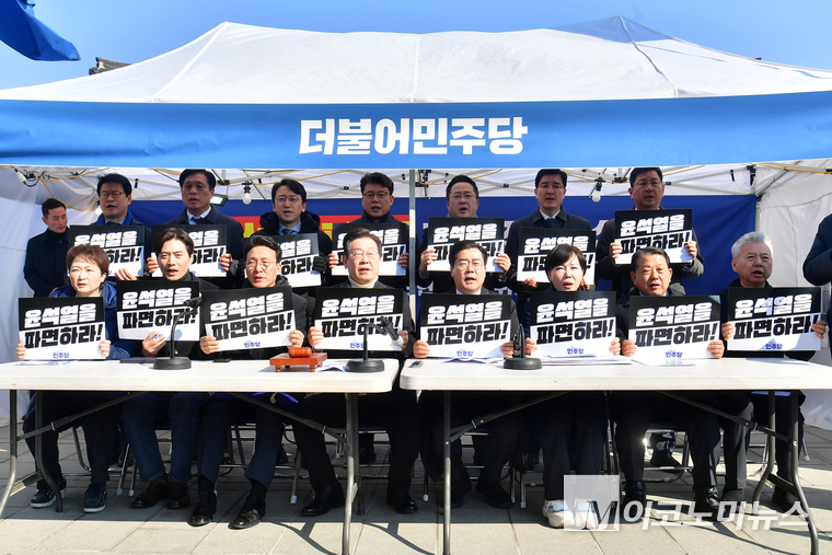 이재명 더불어민주당 대표와 민주당 최고위원을 비롯한 의원들이 19일 최고위원회의에서 윤석열 파면을 외치고 있다.. 사진=최동환 기자