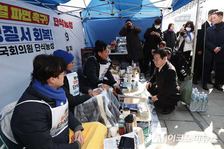 이재명 더불어민주당 대표와 민주당 최고위원을 비롯한 의원들이 19일 최고위원회의에 앞서 윤석열 파면을 촉구하며 단식 농성 중인 의원들을 찾아 격려하고 있다. 사진=최동환 기자