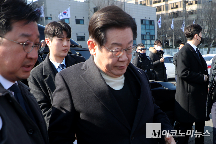 이재명 더불어민주당 대표가 19일 광화문에서 열린 현장 최고위원회의에 방탄복을 입고 참석하고 있다. 사진=최동환 기자
