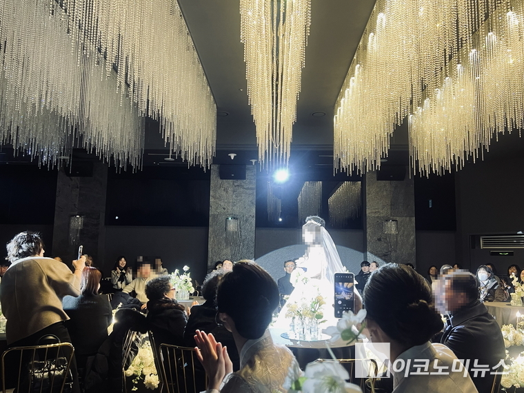 지난해 혼인 건수가 28년 만에 대폭 증가했다. 부산 한 결혼식장의 예식 장면. 사진=심승수 기자