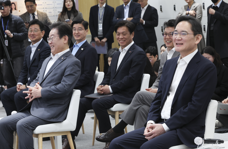 더불어민주당 이재명 대표와 이재용 삼성전자 회장이 20일 서울 강남구 멀티캠퍼스 역삼 SSAFY 서울캠퍼스에서 청년 취업 지원을 위한 현장 간담회를 하고 있다. 사진=연힙뉴스
