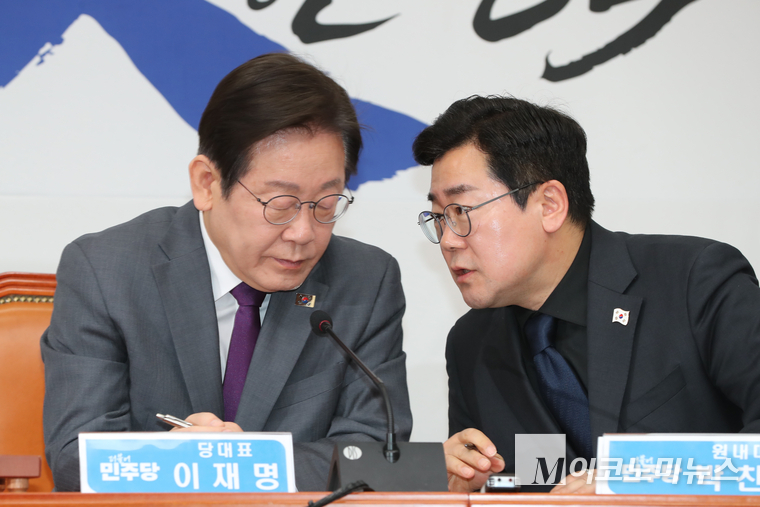 이재명 더불어민주당 대표와 박찬대 원내대표가 21일 오전 국회 본청에서 열린 최고위원회의에서 대화하고 있다. 사진=최동환 기자