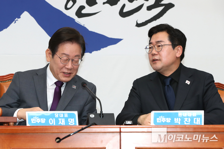 이재명 더불어민주당 대표와 박찬대 원내대표가 21일 오전 국회 본청에서 열린 최고위원회의에서 대화하고 있다. 사진=최동환 기자