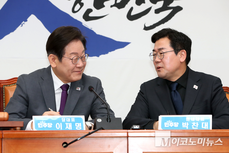 이재명 더불어민주당 대표와 박찬대 원내대표가 21일 오전 국회 본청에서 열린 최고위원회의에서 대화하고 있다. 사진=최동환 기자