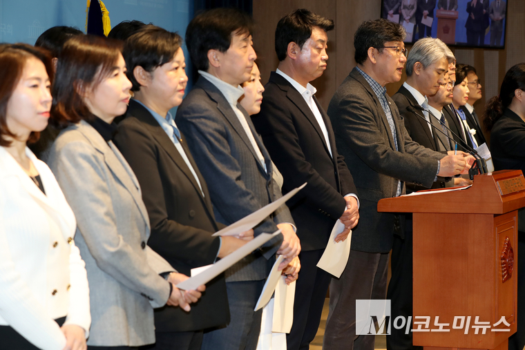 더불어민주당 서울시당 새로운서울준비특별위원회가 21일 국회 소통관에서 기자회견하고 있다. 사진=최동환 기자