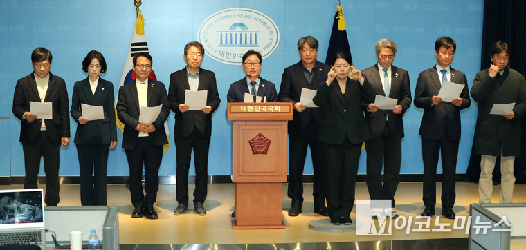 국회 탄핵소추단은 21일 국회 소통관에서 기자회견을 열고 헌법재판소를 향해 즉시 윤석열 탄핵사건 선고기일을 지정해 달라고 촉구했다. 사진=최동환 기자