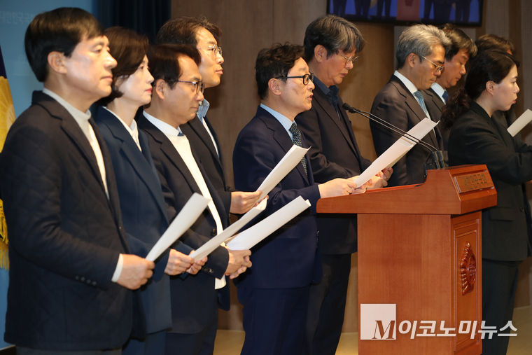 국회 탄핵소추단은 21일 국회 소통관에서 기자회견을 열고 헌법재판소를 향해 즉시 윤석열 탄핵사건 선고기일을 지정해 달라고 촉구했다. 사진=최동환 기자