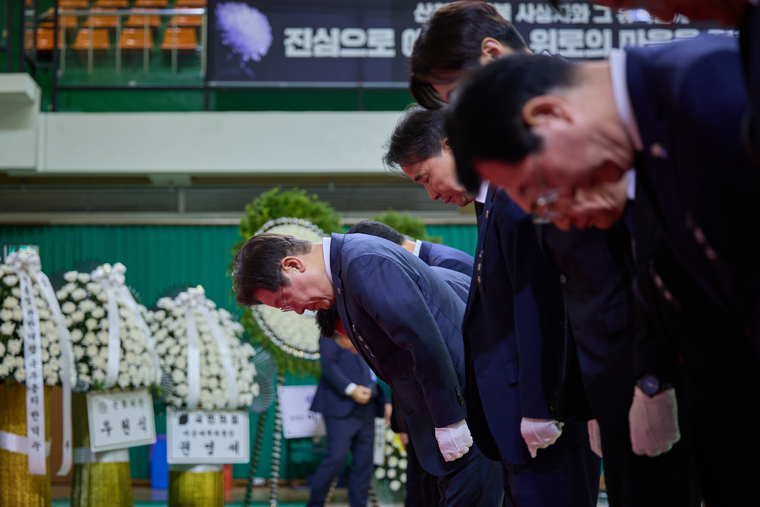 이재명 더불어민주당 대표와 당 지도부가 24일 경남 산청 화재 합동분향소를 찾아 조문하고 있다. 사진=더불어민주당