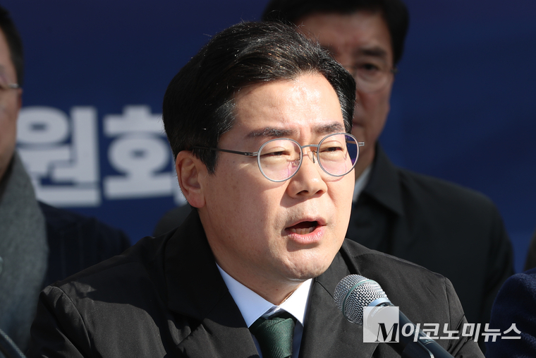 박찬대 원내대표가 지난 19일 광화문 농성천막에서 열린 현장 최고위원회의에서 발언하고 있다. 사진=최동환 기자