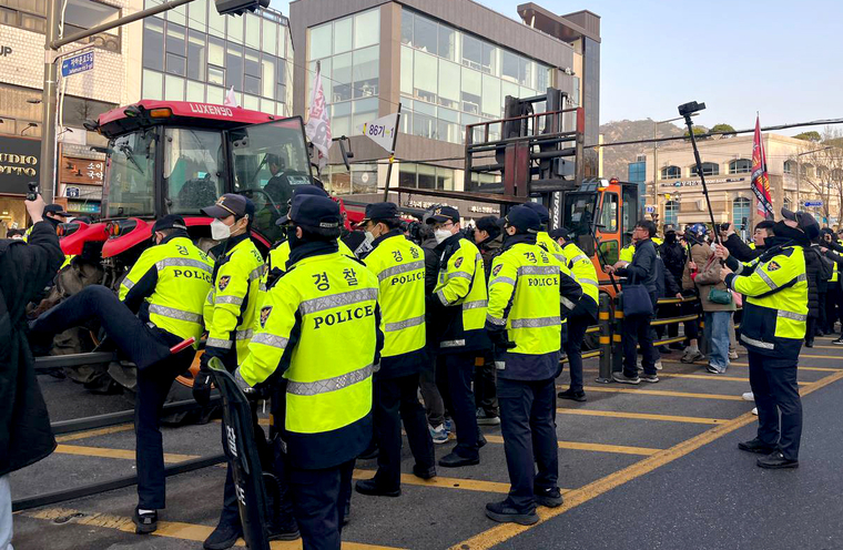경찰과 집회 참가들이 26일 광화문에 진입한 전봉준투쟁단의 트랙터와 트럭을 견인하기 위해 대치 중이다. 사진=진보당