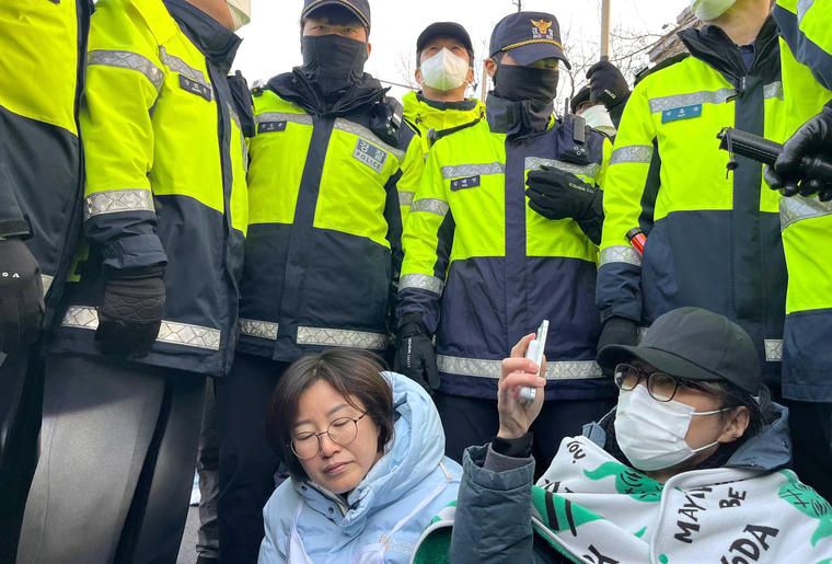 정혜경 진보당 의원이 26일 광화문 인근에서 경찰에 둘러싸여 있다. 사진=진보당