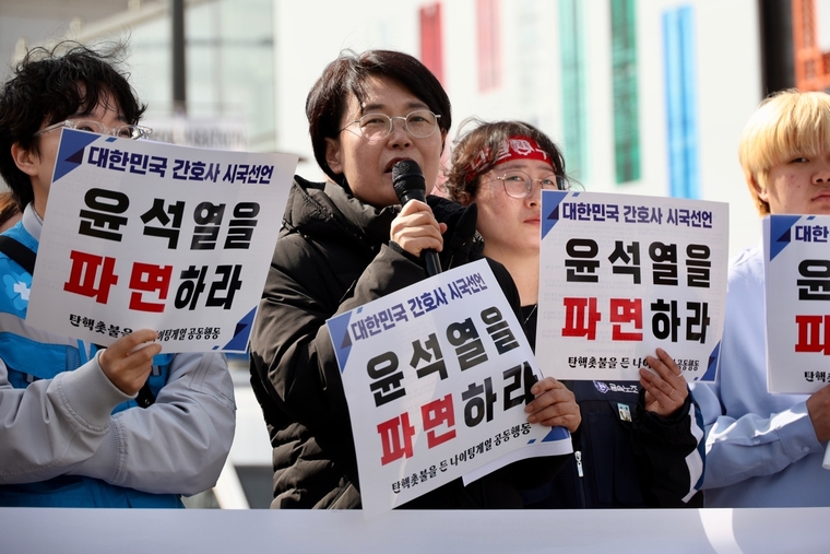 전종덕 진보당 의원이 26일 경복궁 인근에서 기자회견을 열고 윤석열 즉각 파면을 촉구하고 있다. 사진=진보당