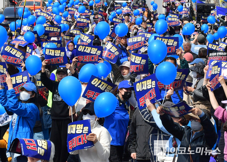 이재명 무죄를 주장하는 시민들이 26일 서울중앙지법 부근에서 집회를 열고 있다. 사진=최동환 기자