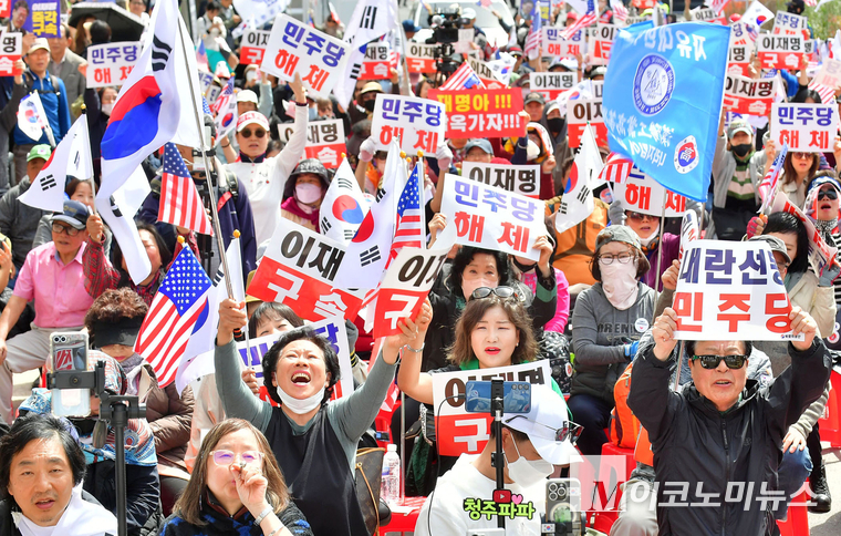 이재명 구속을 주장하는 시민들이 26일 서울중앙지법 부근에서 집회를 열고 있다. 사진=최동환 기자