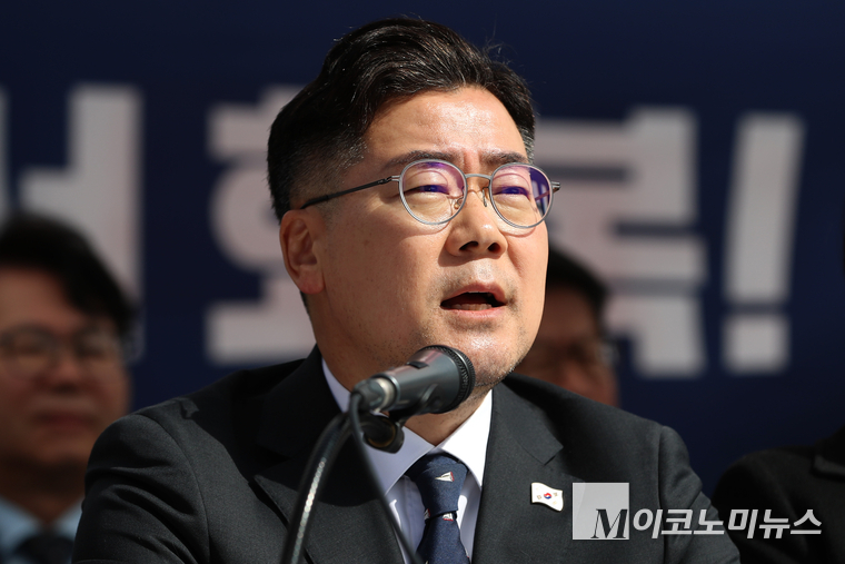박찬대 더불어민주당 원내대표가 지난 26일 광화문 천막당사에 열린 최고위원회의에서 발언하고 있다. 사진=최동환 기자