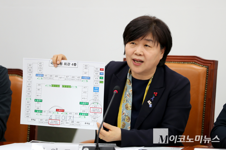 서영교 더불어민주당 명태균게이트 진상조사단 단장이 31일 피켓을 들고 설명하고 있다. 사진=최동환 기자