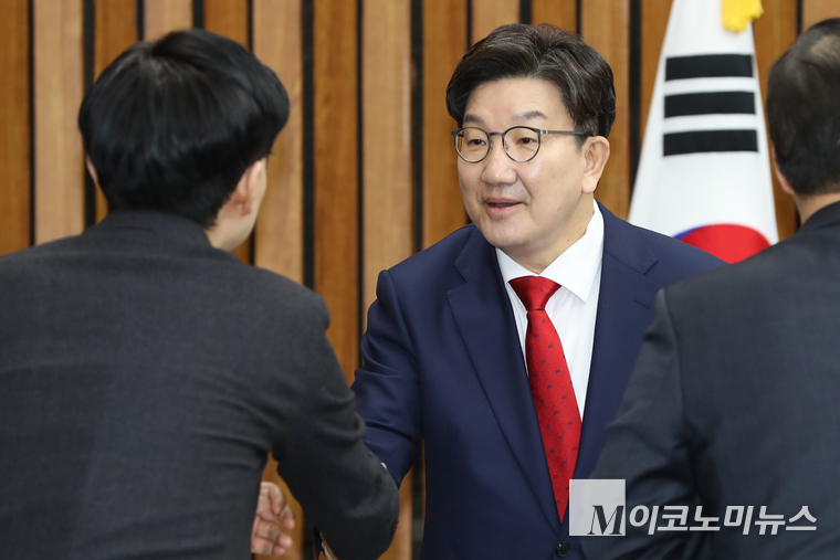 권성동 국민의힘 원내대표가 1일 국회 본청에서 열린 원내대책회의에 참석해 의원들과 인사하고 있다. 사진=최동환 기자