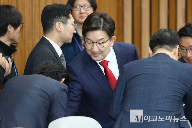 권성동 국민의힘 원내대표가 1일 국회 본청에서 열린 원내대책회의에 참석해 의원들과 인사하고 있다. 사진=최동환 기자