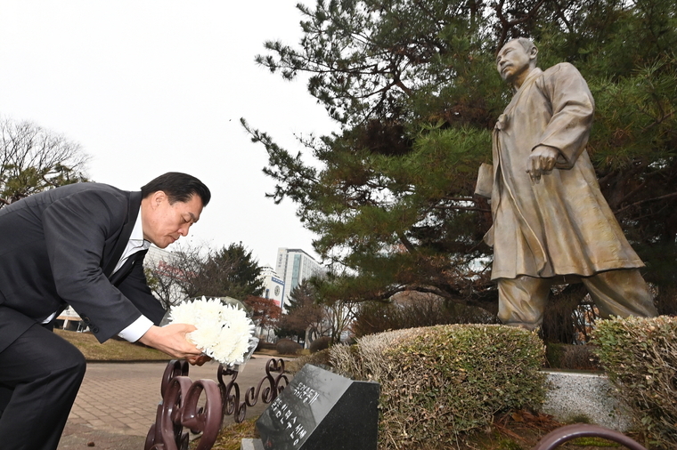 이재준 수원시장이 지난해 3월 임면수 탄생 150주년을 기념해 동상에 헌화하고 있다 <수원시 제공>