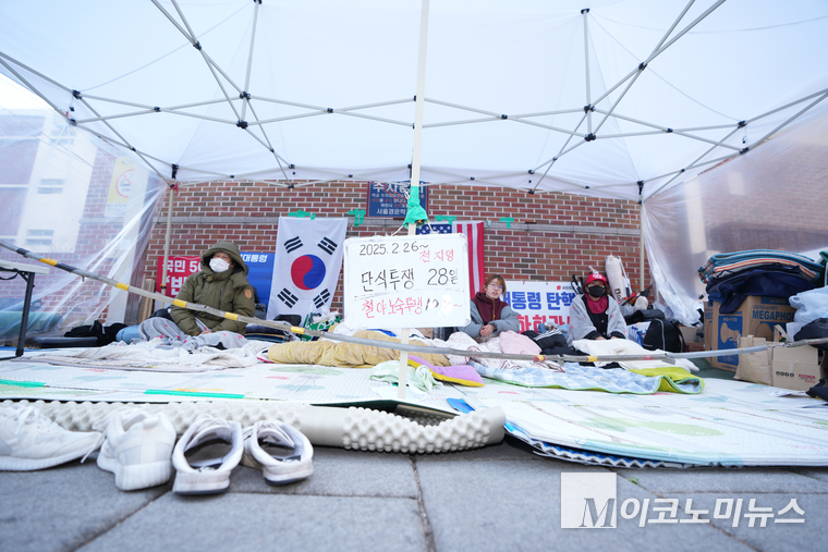 4일 안국역 부근에서 윤석열 대통령 탄핵을 반대하는 시민들이 밤새 천막을 지키고 있다. 사진=최동환 기자