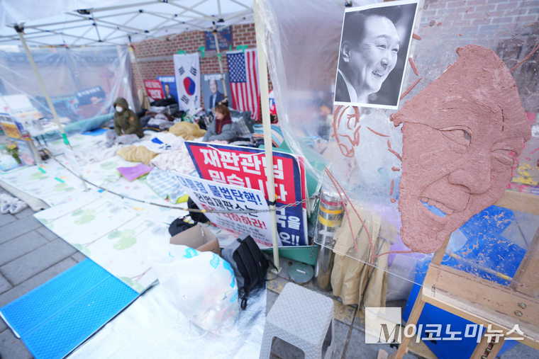 4일 안국역 부근에서 윤석열 대통령 탄핵을 반대하는 시민들이 밤새 천막을 지키고 있다. 사진=최동환 기자