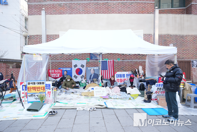 4일 안국역 부근에서 윤석열 대통령 탄핵을 반대하는 시민들이 밤새 천막을 지키고 있다. 사진=최동환 기자
