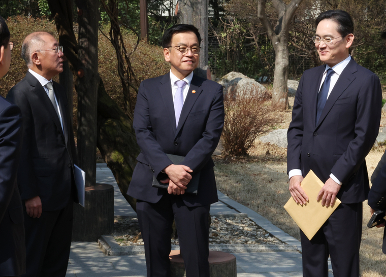 지난 1일 서울 종로구 삼청동 총리공관에서 경제안보전략TF 회의에 앞서 이재용(맨 오른쪽) 삼성전자 회장이 최상목 부총리 및 정의선 현대차 회장과 대화하고 있다. 사진=연합뉴스