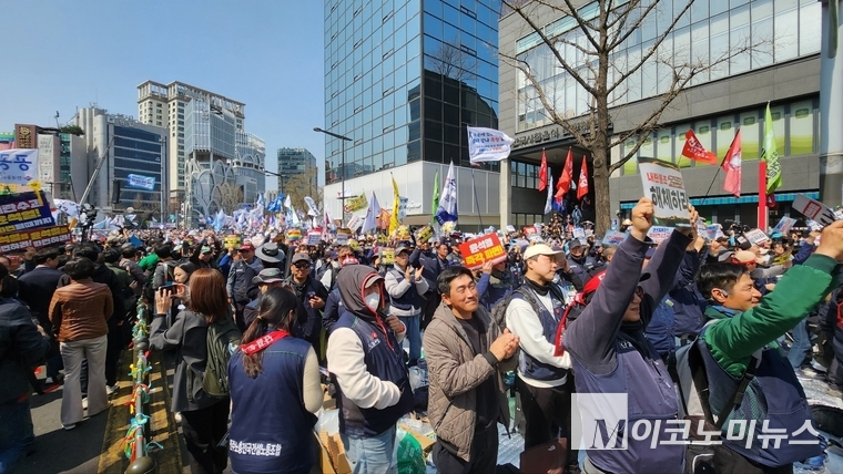 4일 헌재의 윤석열 파면에 시민들이 기쁨을 누리고 있다. 사진=최동환 기자
