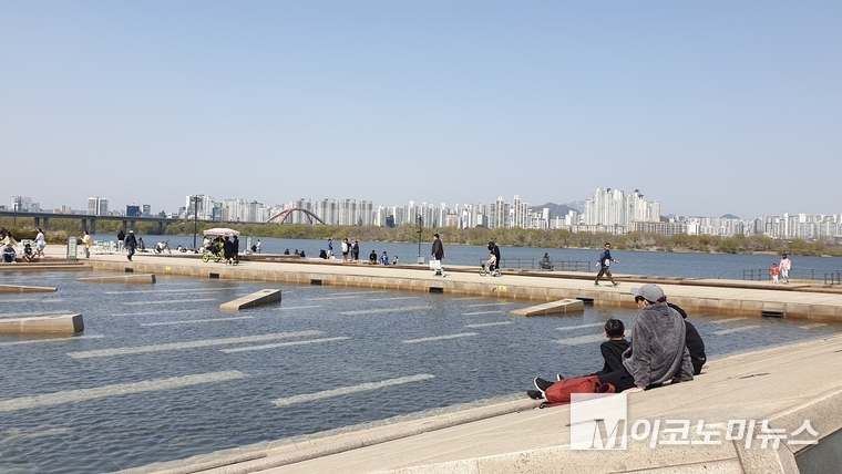 6일 오후 서울 여의도 물빛광장을 찾은 시민들이 물놀이를 즐기고 있다. 사진=권은주 기자 