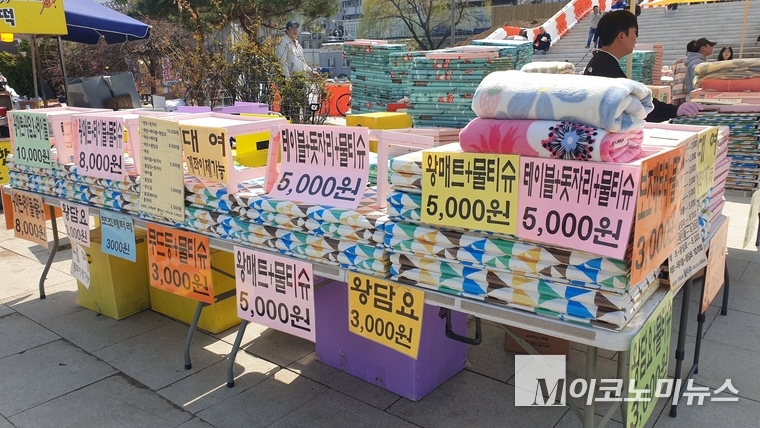 여의나루역 앞에 위치한 한강공원에 나들이 시민들을 위한 가판이 펼쳐졌다. 사진=권은주 기자 