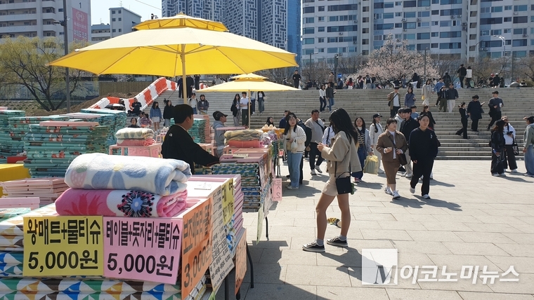 여의나루역 앞에 위치한 한강공원에 나들이 시민들을 위한 가판이 펼쳐졌다. 사진=권은주 기자 