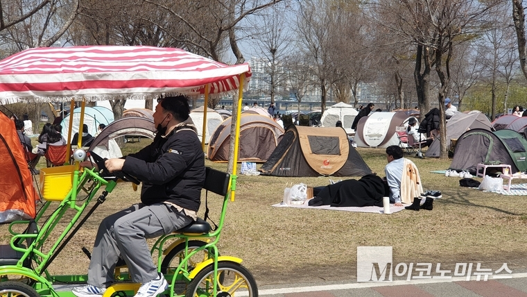 한강공원에 시민들이 텐트를 치고 나들이를 즐기고 있다. 사진=권은주 기자 