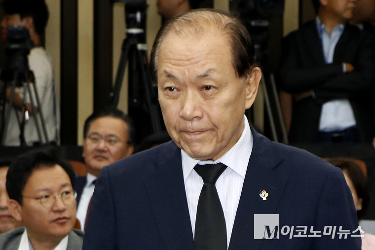 황우여 전 비상대책위원장이 지난 6월 27일 국민의힘 의원총회에 참석하고 있다. 사진=최동환 기자