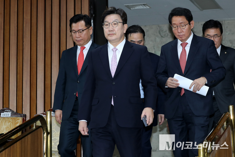 권성동 국민의힘 원내대표가 8일 국회 본청에서 열린 원내대책회의에 참석하고 있다. 사진=최동환 기자