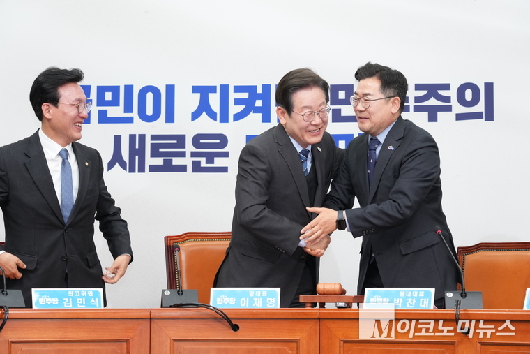 이재명 더불어민주당 대표가 9일 최고위원회의에서 대표직 사퇴 의사를 밝히고 박찬대 원내대표와 악수하고 있다. 사진=최동환 기자