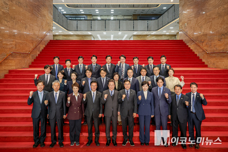 이재명 대표가 9일 박찬대 원내대표를 비롯한 당 지도부와 기념사진 촬영하고 있다. 사진=최동환 기자