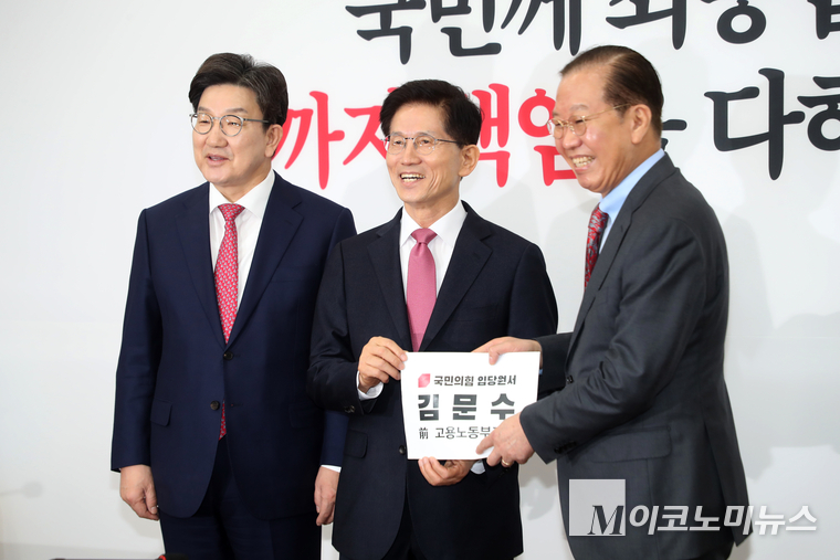 김문수 전 고용노동부 장관이 9일 국민의힘 입당 절차를 밟고 권영세 비대위원장과 권성동 원내대표와 기념촬영하고 있다. 사진=최동환 기자