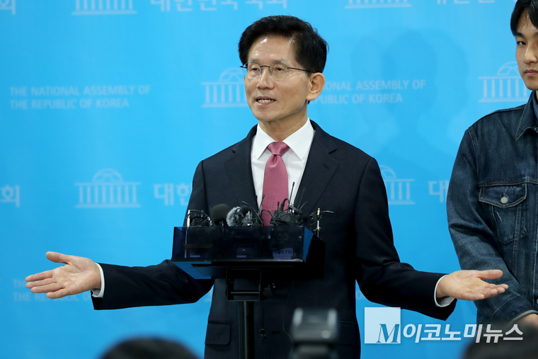 김문수 전 고용노동부 장관이 9일 국회 소통관에서 대선 출마 기자회견을 하고 기자들의 질문에 답하고 있다. 사진=최동환 기자