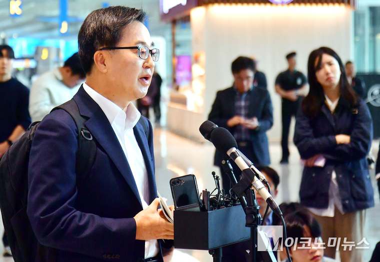 김동연 경기지사가 9일 미국 출국에 앞서 인천국제공항 제2터미널 출국장에서 대선 출마 기자회견을 열었다. 사진=최동환 기자