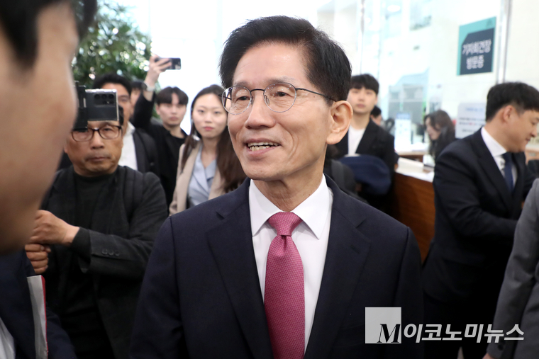 김문수 전 고용노동부 장관이 대선 출마를 위해 장관을 내려놓고 국민의힘에 입당 후 대선 출마 기자회견을 위해 국회 소통관을 찾아 지지자들과 인사하고 있다. 사진=최동환 기자
