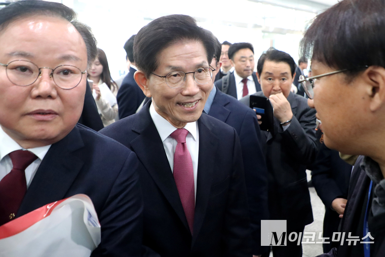 김문수 전 고용노동부 장관이 대선 출마를 위해 장관을 내려놓고 국민의힘에 입당 후 대선 출마 기자회견을 위해 국회 소통관을 찾아 지지자들과 인사하고 있다. 사진=최동환 기자
