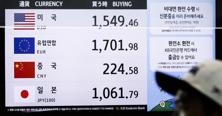 미국과 중국의 무역 갈등이 격화 조짐을 보이면서 원/달러 환율이 금융위기 이후 처음으로 1,500원 선에 바짝 다가선 9일 인천공항 시중은행 외화 환전 창구 화면에 원/달러, 원/엔 등 주요 통화 거래가가 표시돼 있다. 사진=연합뉴스