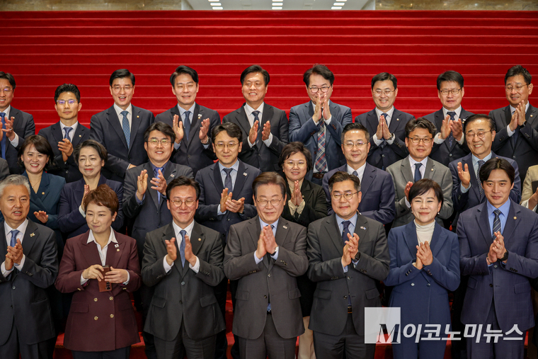 당대표직을 사퇴한 이재명 대표가 9일 박찬대 원내대표를 비롯한 당 지도부와 기념사진 촬영하고 있다. 사진=최동환 기자