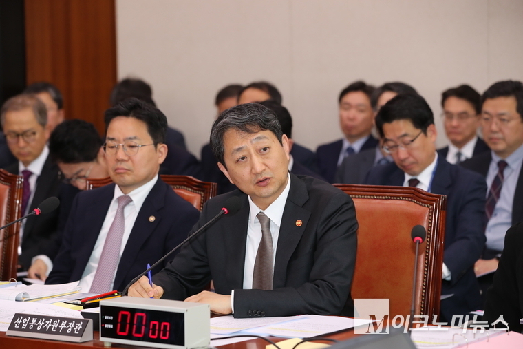 안덕근 산업통상자원부 장관이 9일 국회 산업통상자원중소벤처기업위원회에 출석해 의원들의 질의에 답하고 있다. 사진=최동환 기자