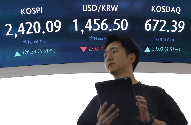 10일 오전 서울 중구 하나은행 본점 딜링룸 현황판에 코스피, 원/달러 환율, 코스닥 지수가 표시돼 있다. 사진=연합뉴스