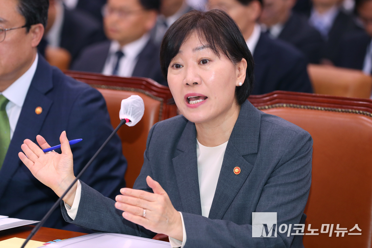송미령 농림축산식품부 장관이 10일 국회 농림축산식품해양수산위원회 전체회의에 출석해 질의에 답하고 있다. 사진=최동환 기자