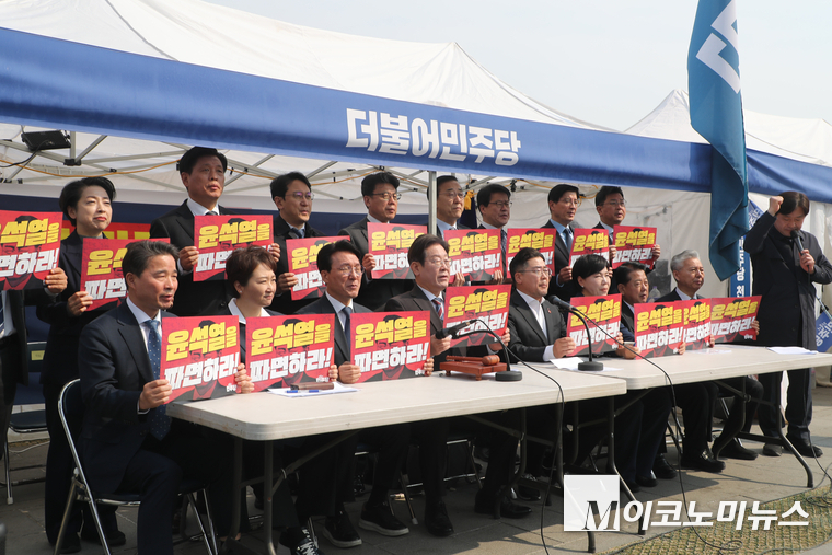 더불어민주당이 2일 광화문 천막당사에서 최고위원회의를 열고 ‘윤석열을 파면하라’고 구호를외치고 있다. 사진=최동환 기자