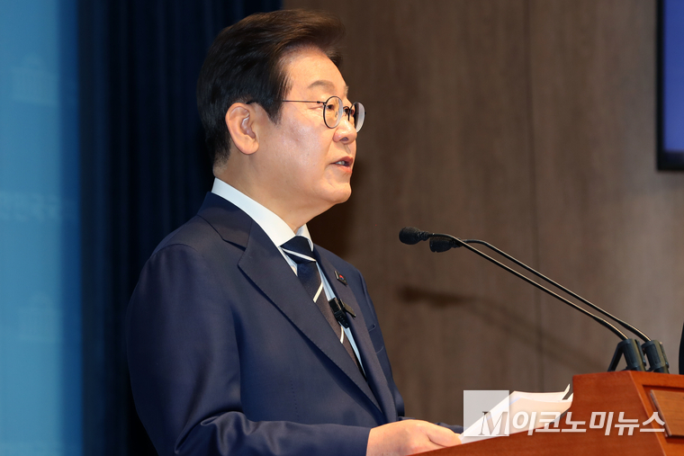 이재명 더불어민주당 예비 대선 후보가 11일 국회 소통관 기자회견장에서 비전발표 기자회견을 발언하고 있다. 사진=최동환 기자