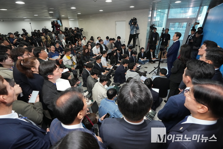 이재명 더불어민주당 대선 경선 예비후보가 11일 국회 소통관 백브리핑 룸에서 기자들의 질문에 답하고 있다. 사진=최동환 기자
