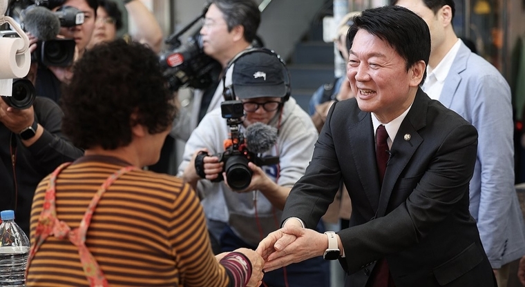 국민의힘 안철수 의원이 11일 대구 중구 서문시장을 찾아 상인과 인사하고 있다. 사진=연합뉴스